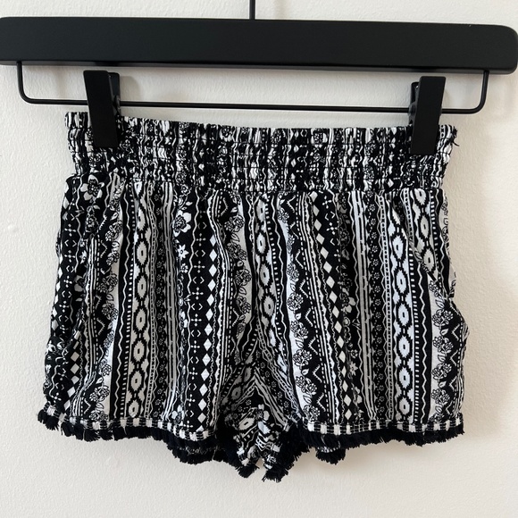 COPY - Black & White Shorts with pockets - Picture 1 of 2